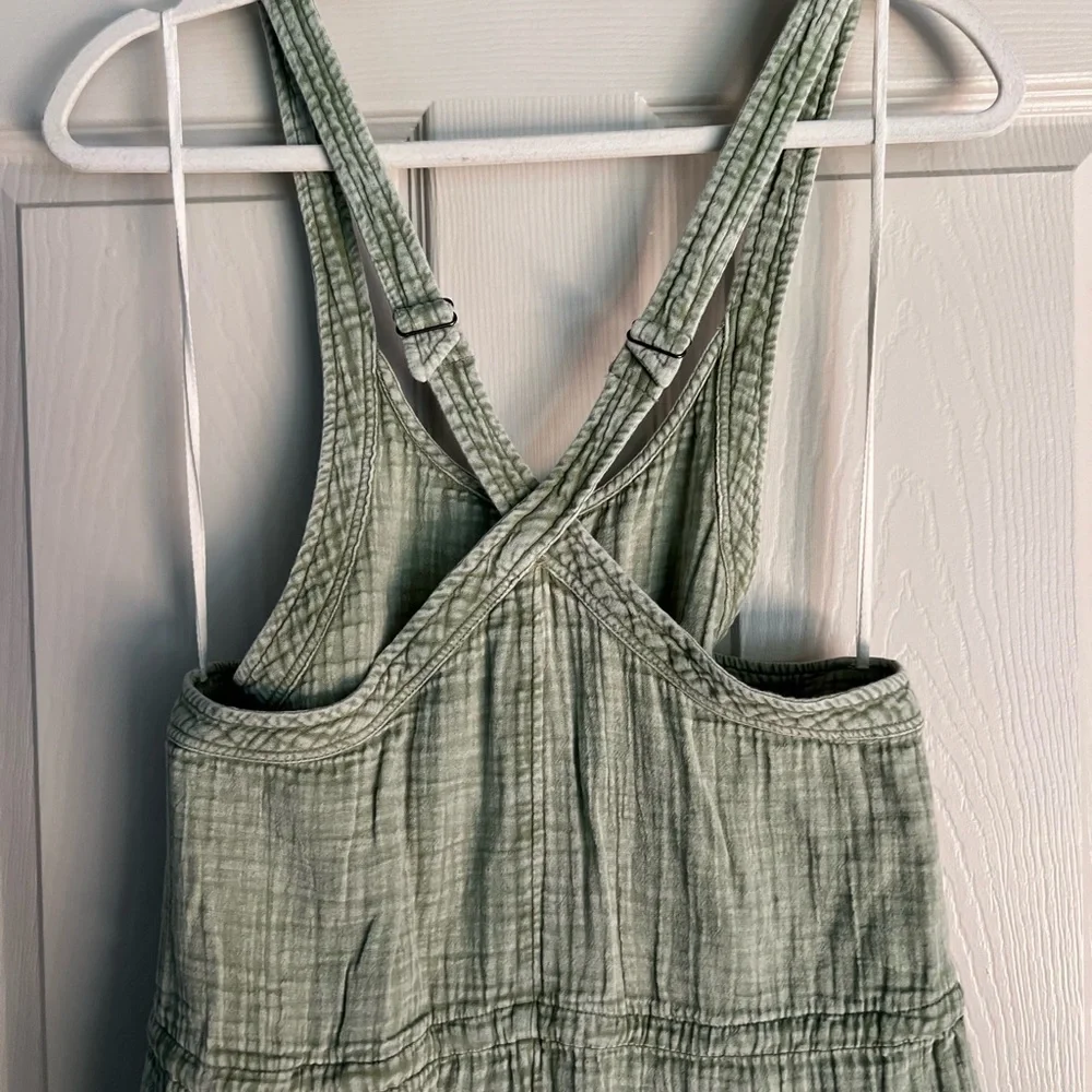 💰⬇️ CLOSET CLEAROUT Green Sleeveless Jumpsuit - Picture 4 of 6